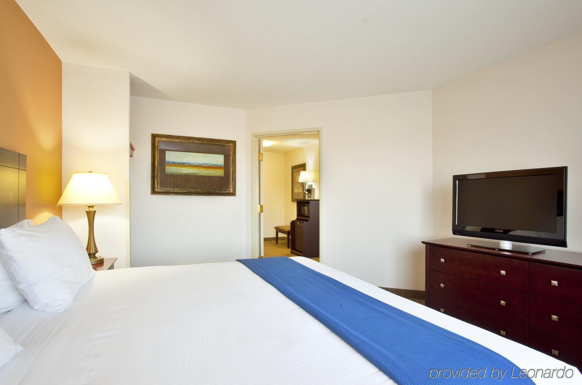 Holiday Inn Express Chicago Northwest-Vernon Hills By Ihg Habitación foto